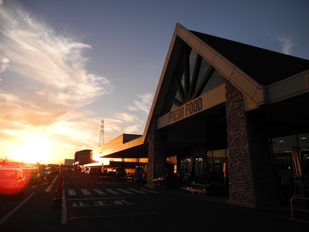 夕陽のスーパー
