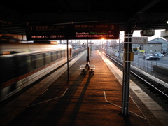 夕日に向かって走る電車