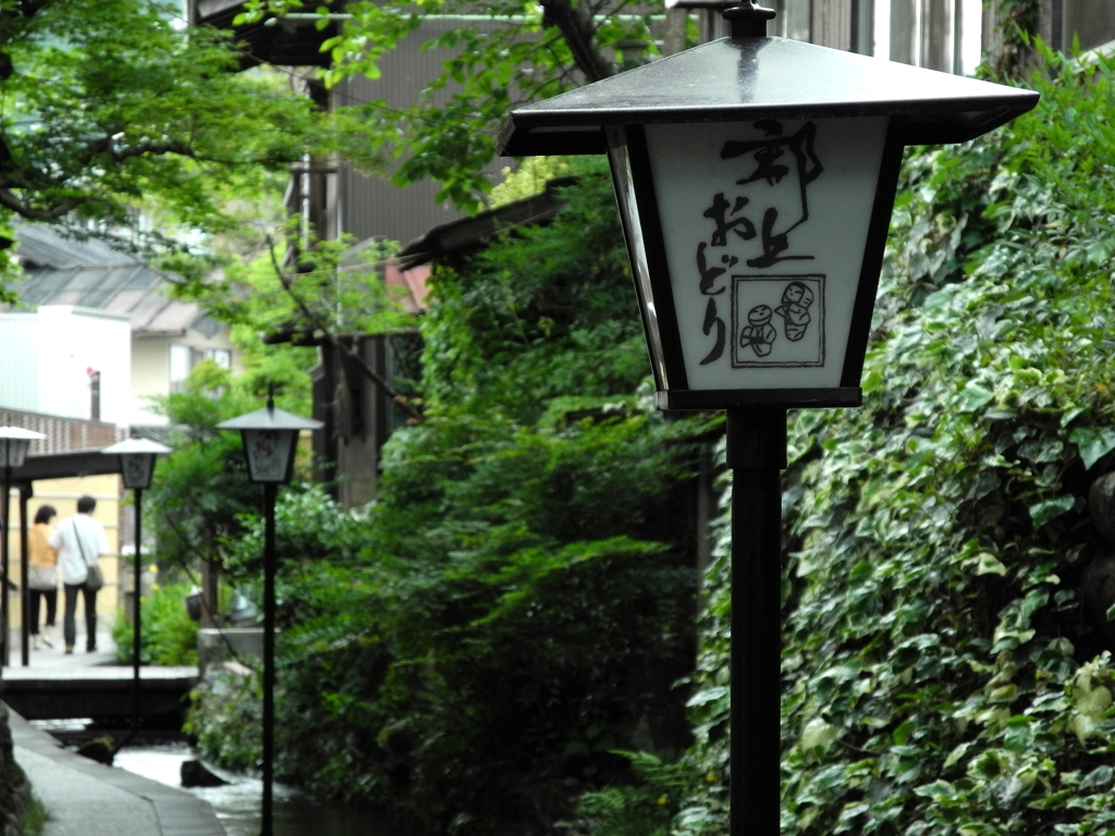 水路がある路地