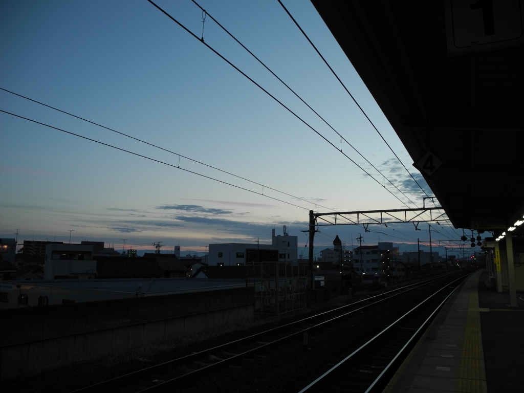 穂積駅の夕暮れ