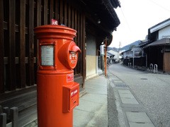 古い町並みと赤いポスト