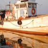 静かな海の漁船