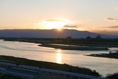 夕日に輝く長良川