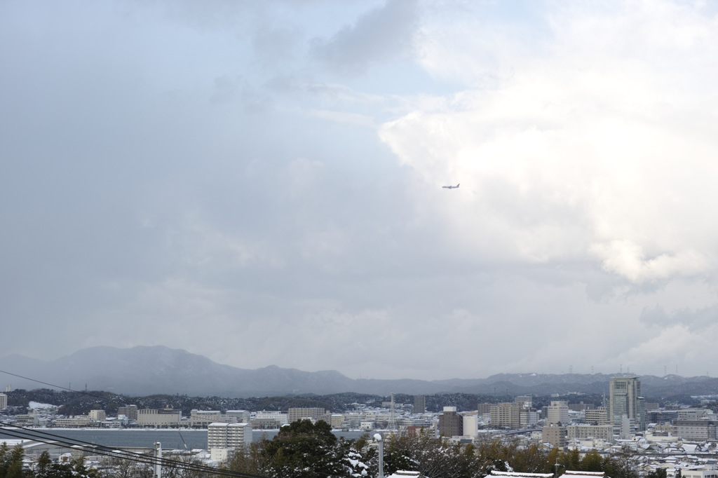 雪の松江上空を