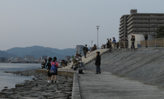 宍道湖の夕日を楽しむ人々