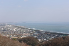 江ノ島と烏帽子岩、平塚沖総合実験タワーを湘南平より
