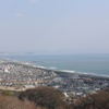 江ノ島と烏帽子岩、平塚沖総合実験タワーを湘南平より