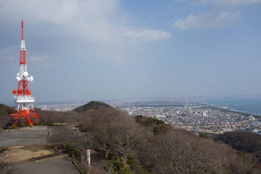 湘南平と下界に広がる平塚市街地、相模湾