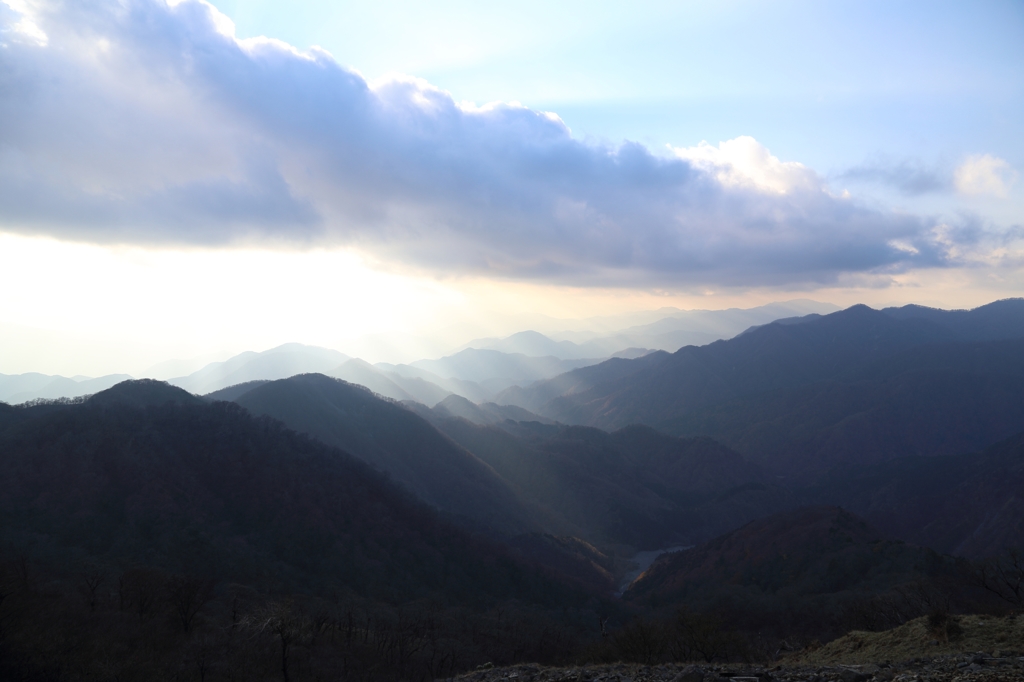 塔ノ岳山頂から丹沢山系・富士山方向