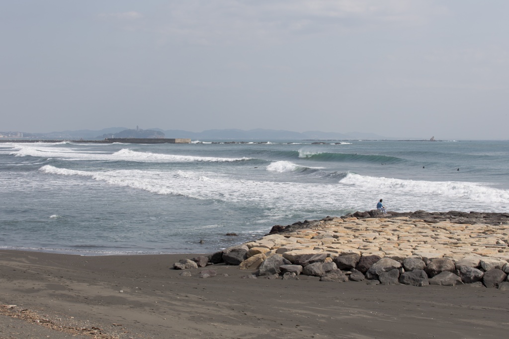 江ノ島と烏帽子岩を柳島海岸より