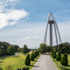 秋空に建つ