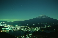 新道峠から望む富士と夜景