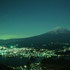 新道峠から望む富士と夜景