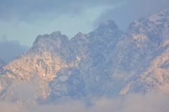 嶮岨雲中