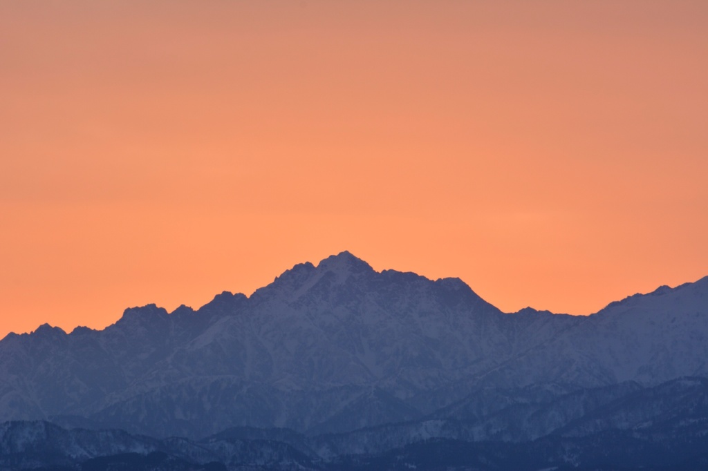 朝と山