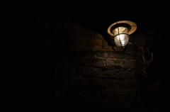 廃線のトンネルとレンガの壁と電灯