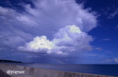 海にかかる虹