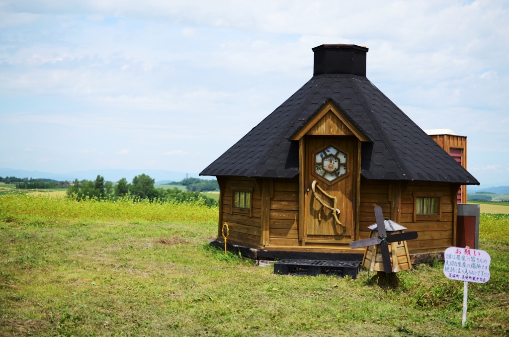 広い畑にたたずむ小屋