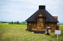 広い畑にたたずむ小屋