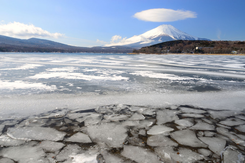 厳冬の湖