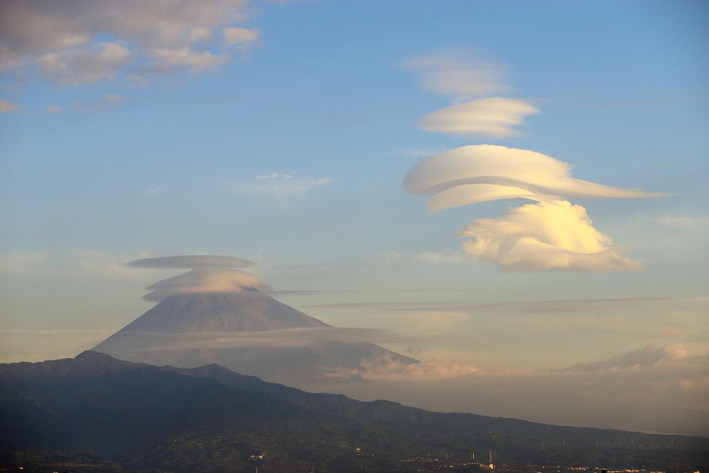 吊るし雲輝く朝