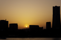 霞むみなとと夕日と富士と