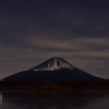 夜明け前の富士山と氷点下の精進湖