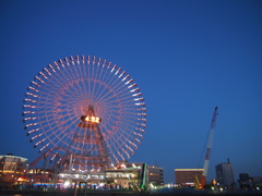 夕日が沈んで夜になる