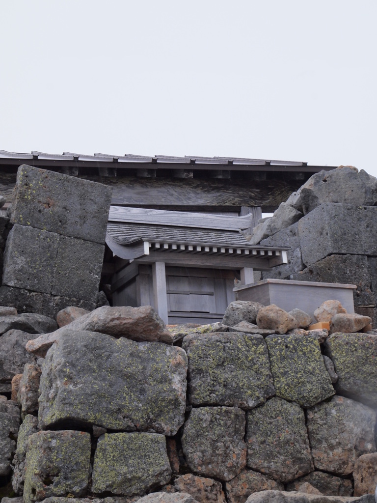 剣ヶ峰（３０２６メートル）のお社