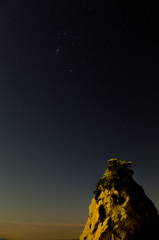 月明かりの星空