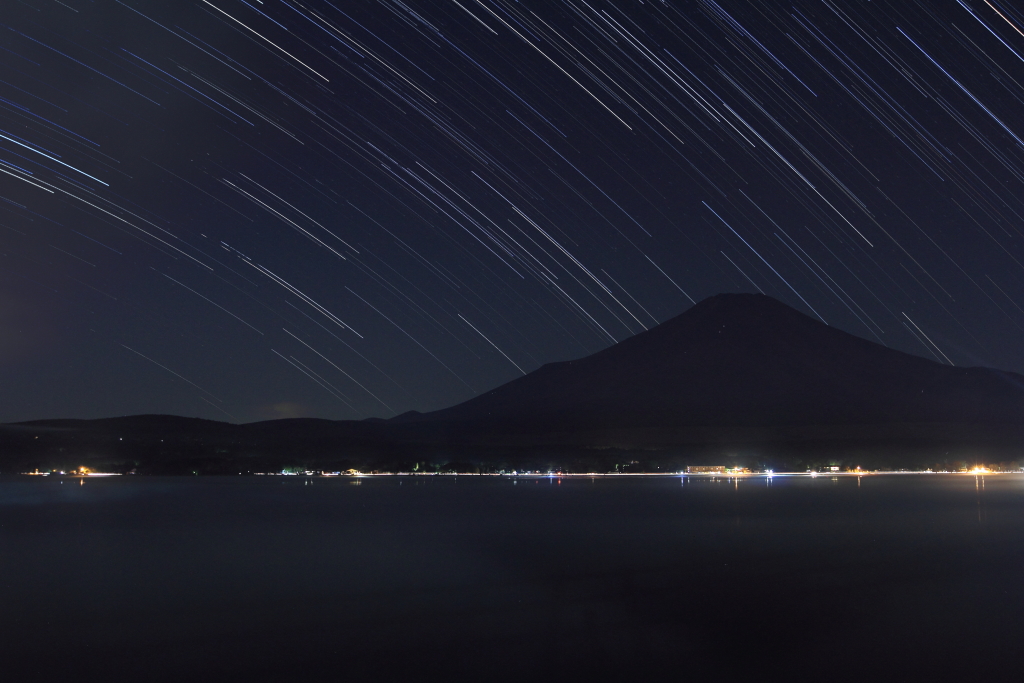 富士山に降り注ぐ星