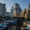 ビルに囲まれた船宿