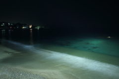 夜の波打ち際