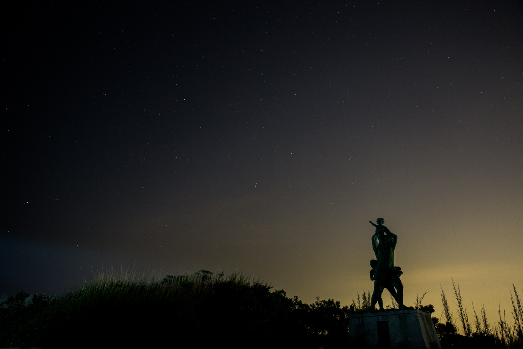 灯台に見守られ