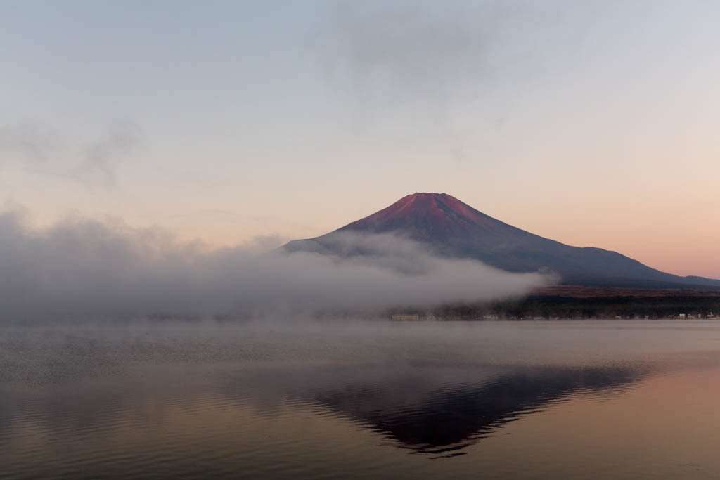 飲み込まれていく富士山・・・