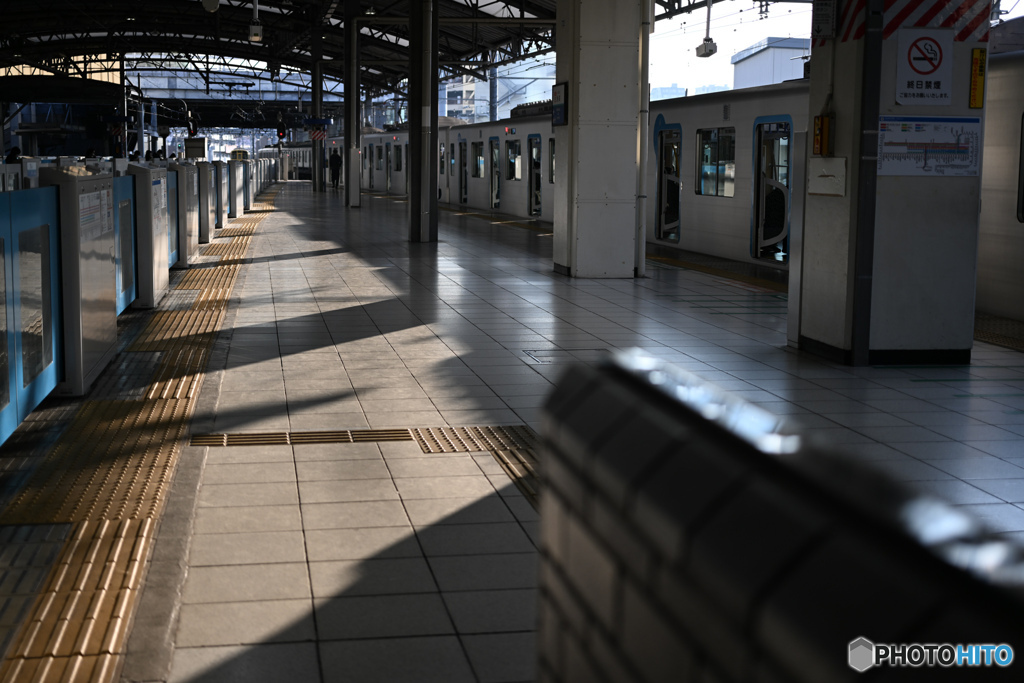 午後の駅にひと気無く