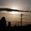 太陽、電線に引っかかる