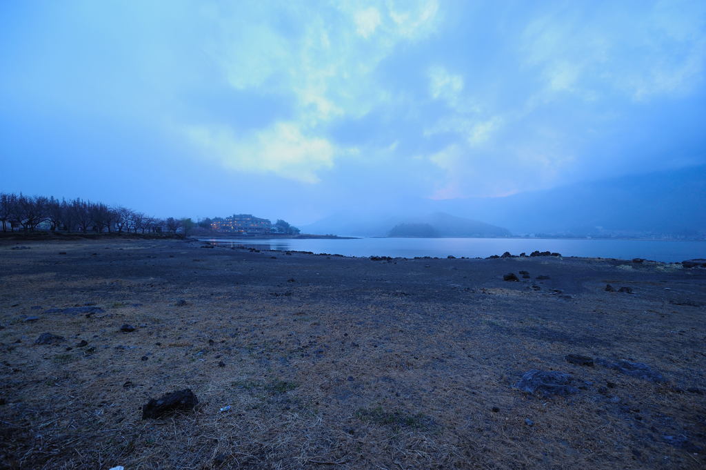 蒼く染まる湖畔