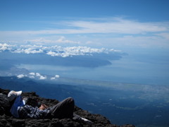 富士山頂で居眠り