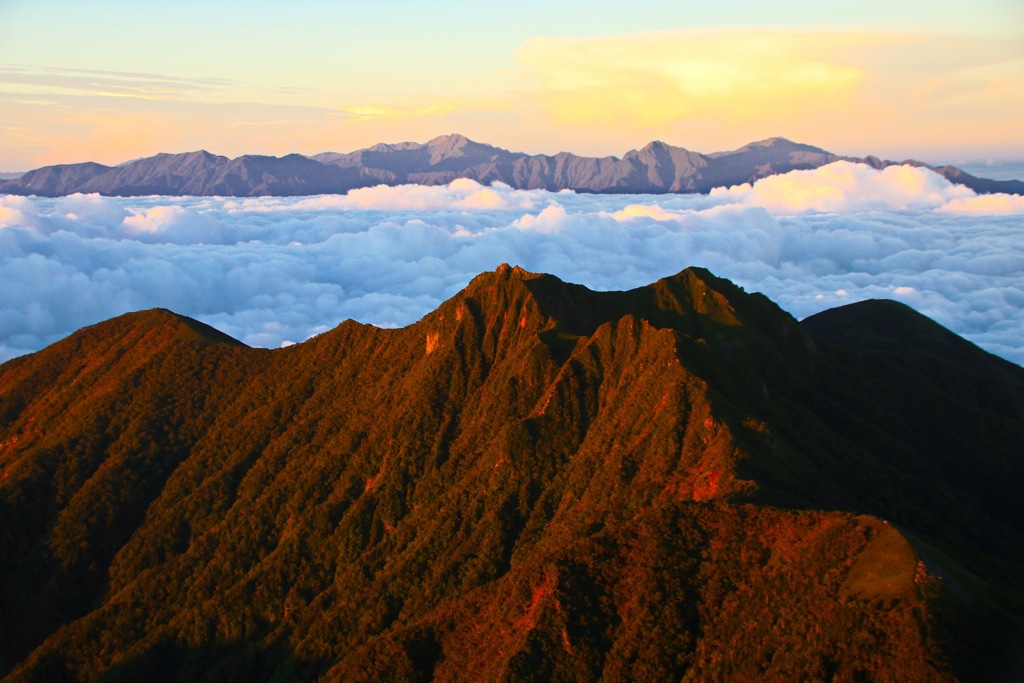 遠くには北岳