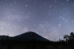 富士山にかかる天の川