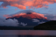 赤い雲と富士