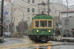 雪舞う街を