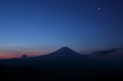 夜明けの月