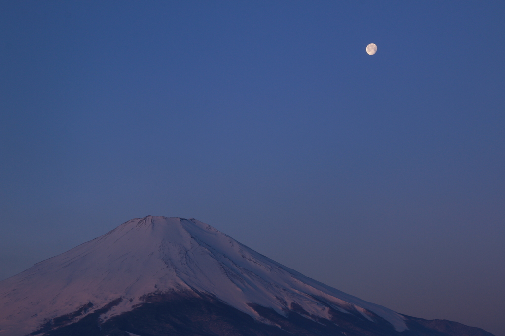 月と霊峰