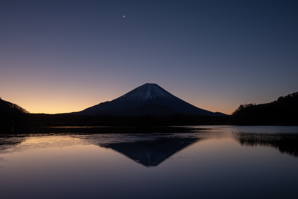 日の出前 昇る月