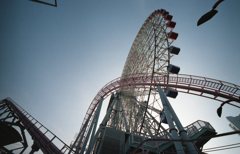 観覧車、そびえる。