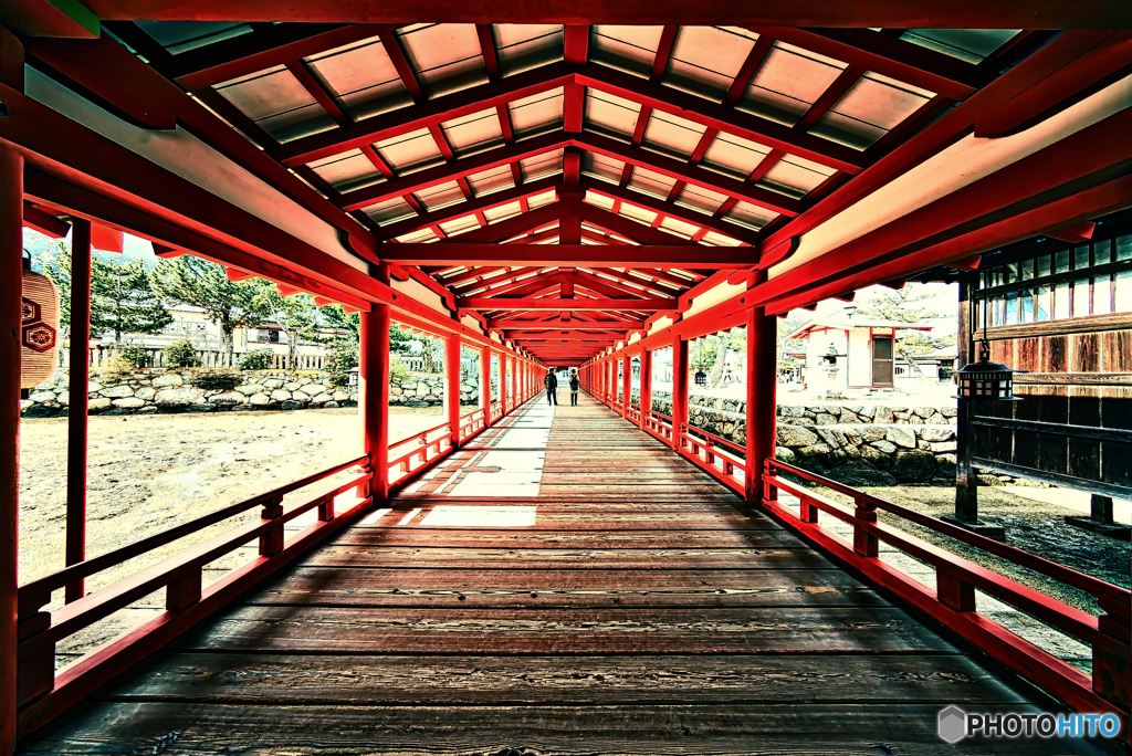 １点透視図法の二人 厳島神社