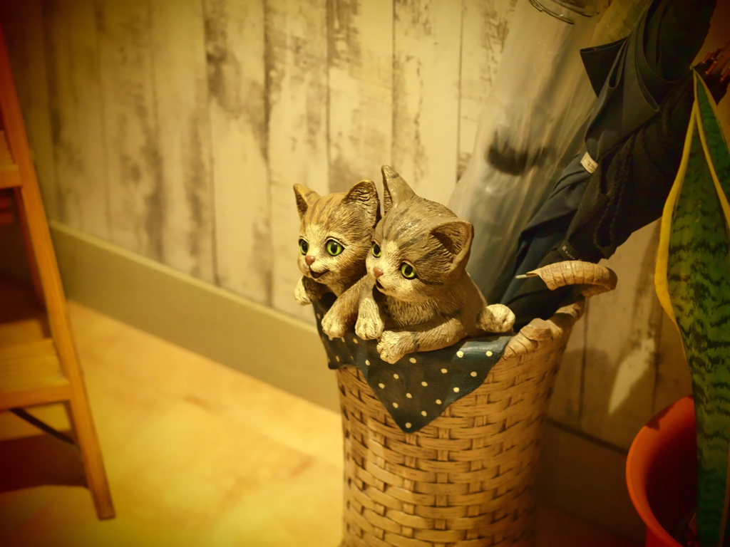 傘立ての猫兄弟の置物