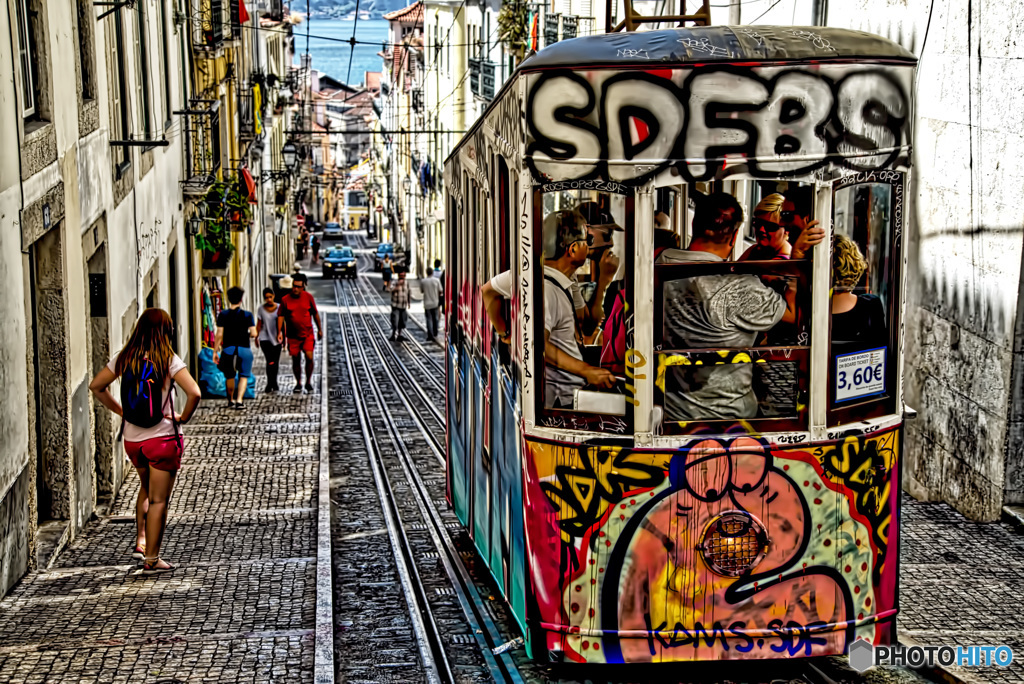 レスタウダドーレス広場近くグロリア線のケーブルカー リスボン